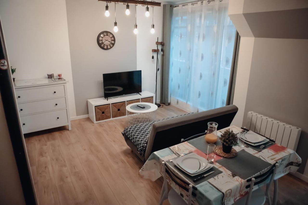 Cosy et moderne en centre ville, fibre haut débit Ernée Extérieur photo